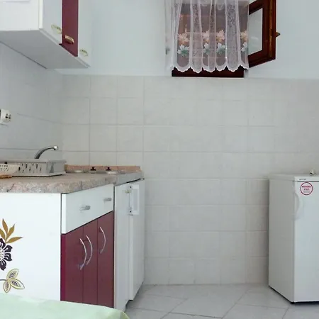 Apartman Apartments By The Sea Zavode, Omis - 5252